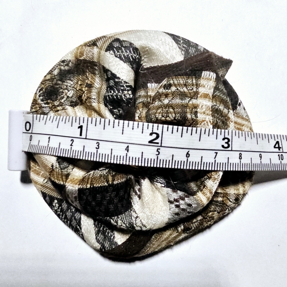 Upcycle tie scarf camellia cream and brown with middle bead unisex brooch - Picture 4 of 7